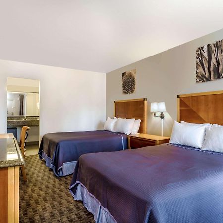 Howard Johnson By Wyndham Scottsdale Old Town Exterior photo