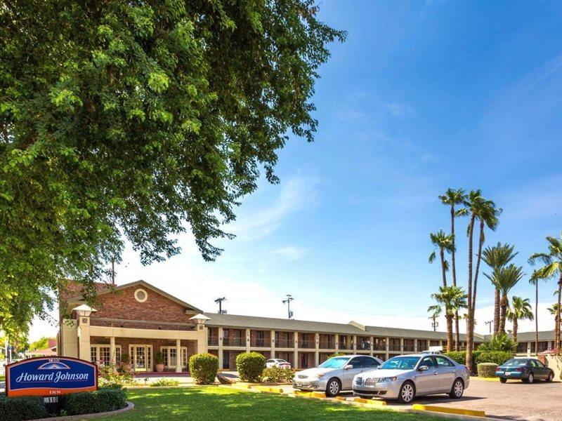 Howard Johnson By Wyndham Scottsdale Old Town Exterior photo