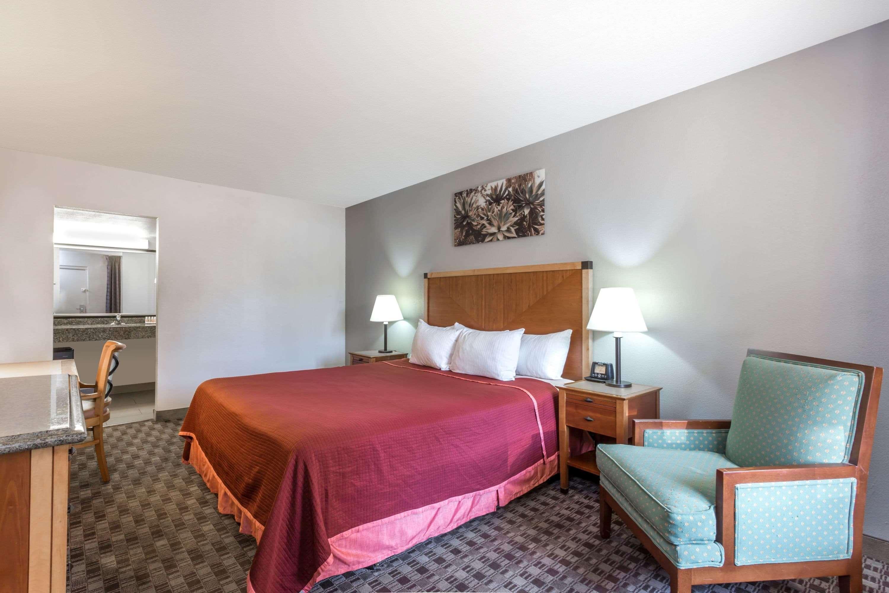 Howard Johnson By Wyndham Scottsdale Old Town Exterior photo