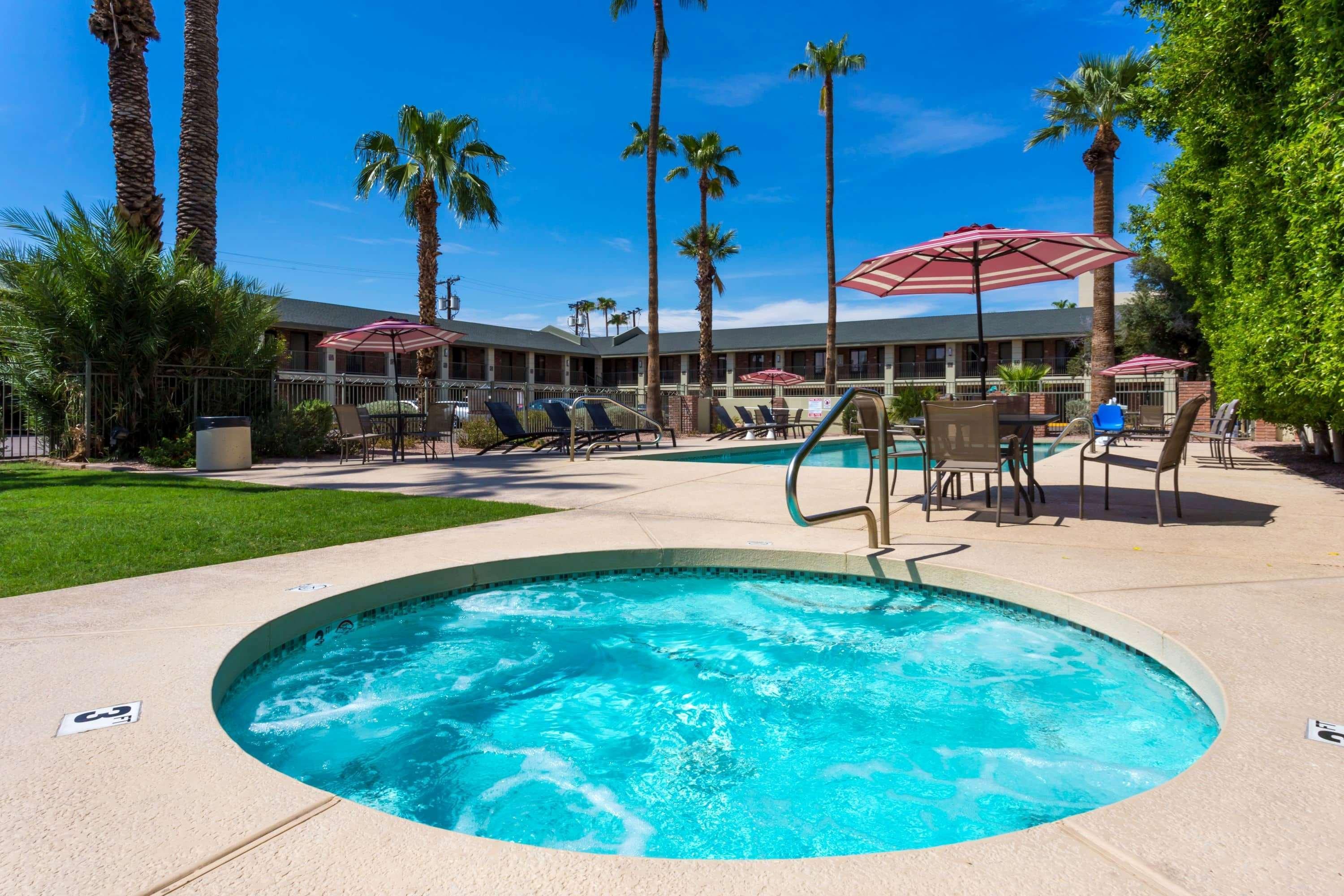 Howard Johnson By Wyndham Scottsdale Old Town Exterior photo
