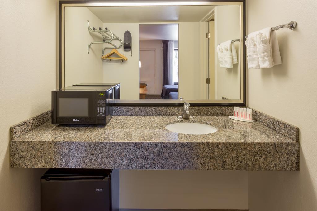 Howard Johnson By Wyndham Scottsdale Old Town Exterior photo