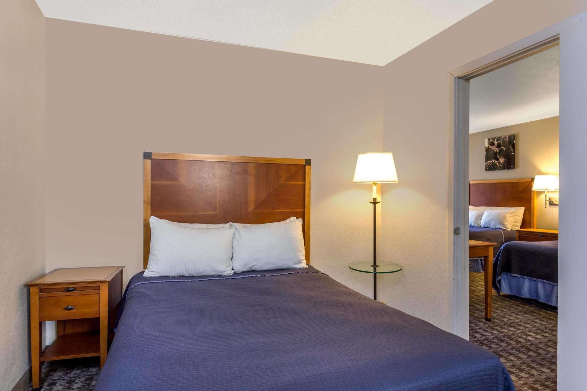 Howard Johnson By Wyndham Scottsdale Old Town Exterior photo