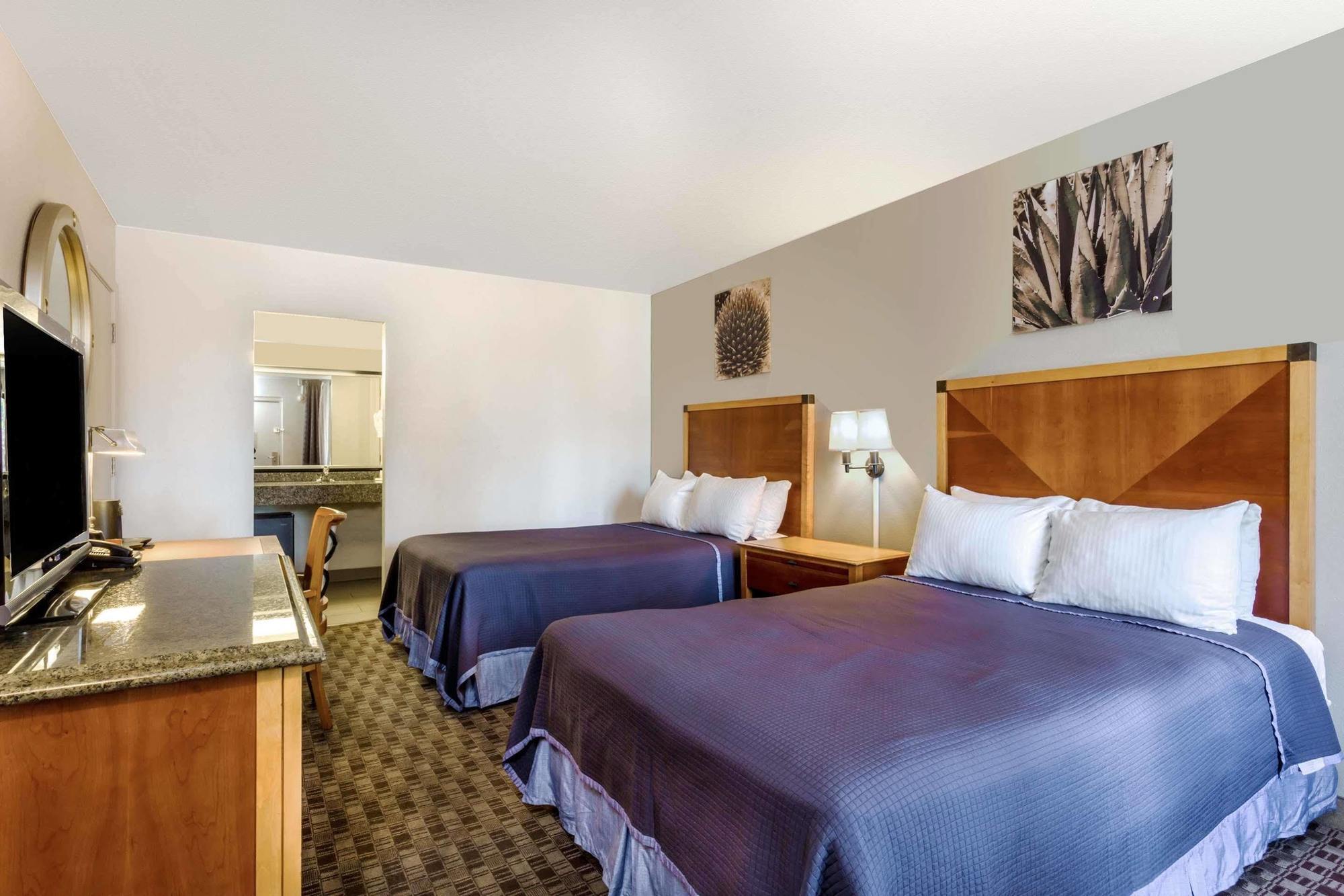 Howard Johnson By Wyndham Scottsdale Old Town Exterior photo